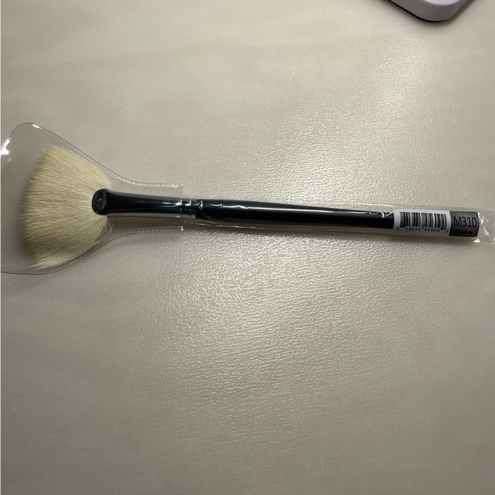 Morphe cosmetics M310 brush